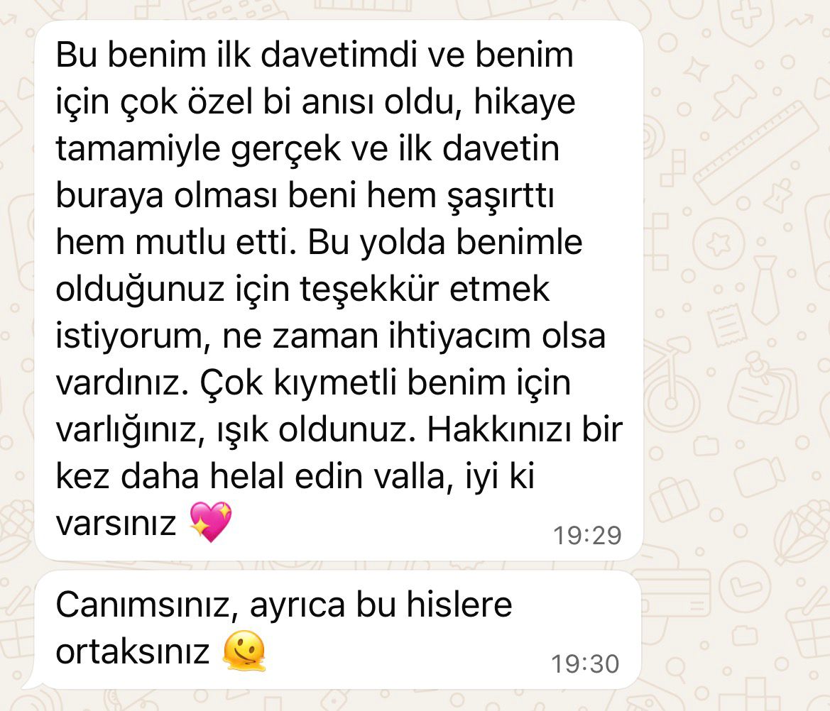 "Bu benim ilk davetimdi ve benim için çok özel bi anısı oldu, hikaye tamamiyle gerçek ve ilk davetin buraya olması beni hem şaşırttı hem mutlu etti. Bu yolda benimle olduğunuz için teşekkür etmek istiyorum, ne zaman ihtiyacım olsa vardınız. Çok kıymetli benim için varlığınız, ışık oldunuz. "